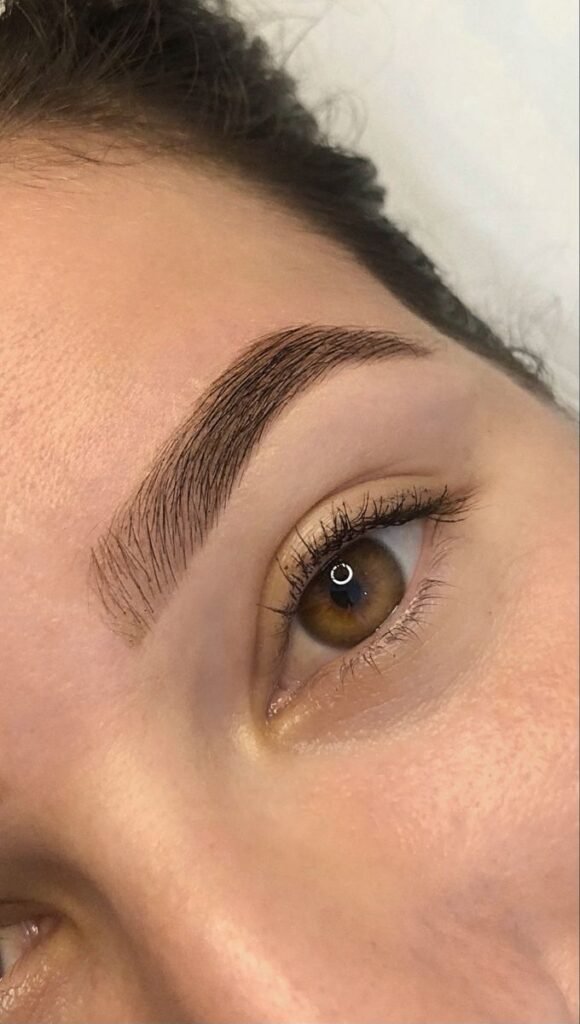 Henné brow pour des sourcils définis – prestation regard professionnelle